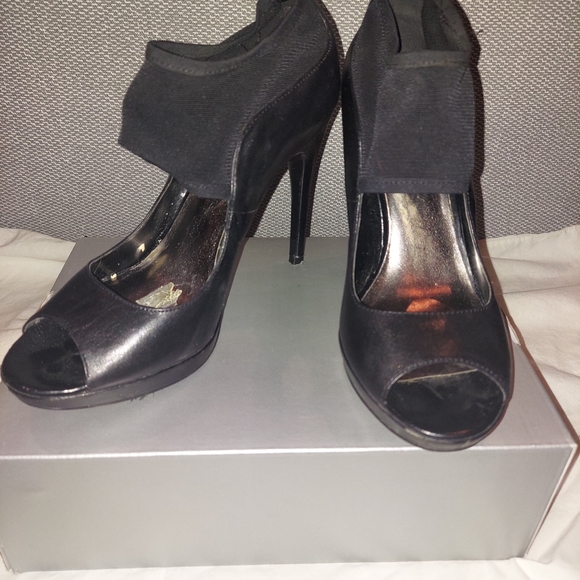 Black Heel - Picture 3 of 3